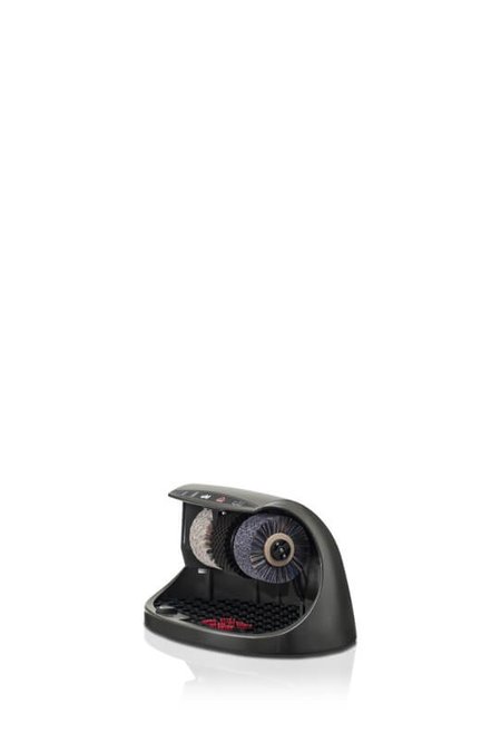 Die Schuhputzmaschine Cosmo ist ein kompakter Alltagshelfer und sorgt für sauber, gepflegte Schuhe und Stiefel, er passt in Privathaushalte, kleine Praxen und Kanzleien. Die Schuhputzmaschine Cosmo ist ein kompakter Alltagshelfer und sorgt für sauber, gepflegte Schuhe und Stiefel, er passt in Privathaushalte, kleine Praxen und Kanzleien.